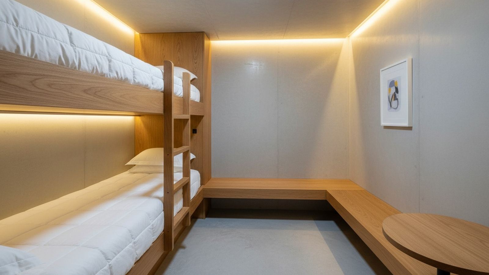 Chambre d'un abri enterré avec lits superposés en chêne et banquette d'angle